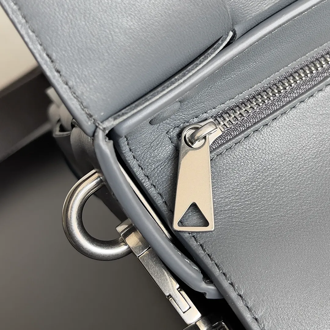 Batch 2120 1bv two-in-one cassette bag has a more casual and casual cool. The leather is stiff and has a slight leather luster. Different colors are available. 🙈 The crossbody bag that handsome guys love to carry when going out is super handsome. It is fashionable and fashionable~ The capacity is very sufficient for daily commuting. The small bag can hold headphones. One bag is multi-purpose! ! Style number: 741777 Size: 26*16*6.5cm